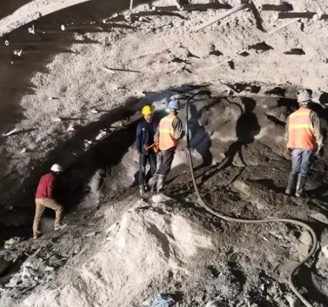 西华拱顶带模注浆料的施工流程及注意事项